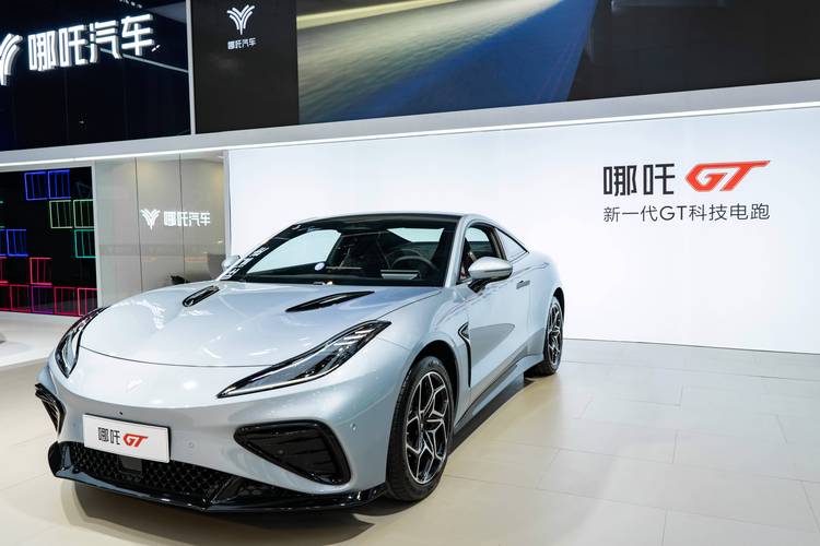 惠州333哪吒汽车在智能汽车领域的表现，领途汽车在新能源汽车市场中的影响力